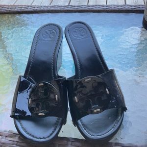 EUC Tory Burch black patent leather sandals